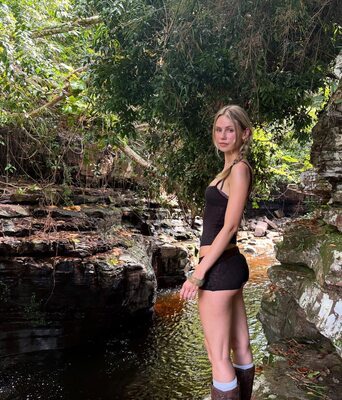 Imagen etiquetada con: Skinny, American, Blonde, Eyes, Legs, Nature, Scarlett Leithold, Ass - Butt, Braid, Cute