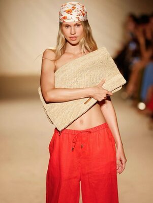 Imagen etiquetada con: Skinny, American, Blonde, Eyes, Scarlett Leithold, Cute, Tummy