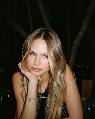 Imagen etiquetada con: Skinny, American, Blonde, Eyes, Scarlett Leithold, Cute