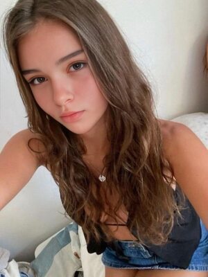 Picture tagged with: Skinny, American, Brunette, Emily - emilyycutiexo, Eyes, Cute, Face