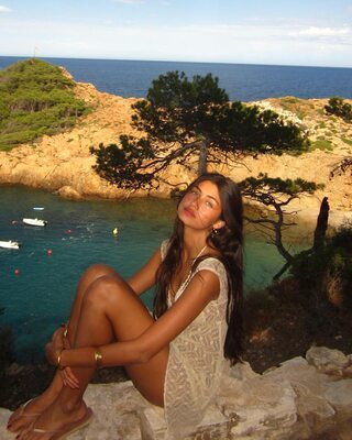 Imagen etiquetada con: Skinny, American, Brunette, Feet, Legs, Meeya Dugied, Cute