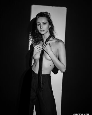 Imagen etiquetada con: Skinny, Anastasia Grinenko, Black and White, Brunette, Evgeniy Krestyanov, Eyes, Russian, Art, Cute, Small Tits