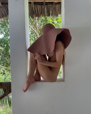 Imagen etiquetada con: Skinny, Angelie Dolly - Angelica Elishes - Анжелика Элишес, Blonde, Feet, Hat, Legs, Russian