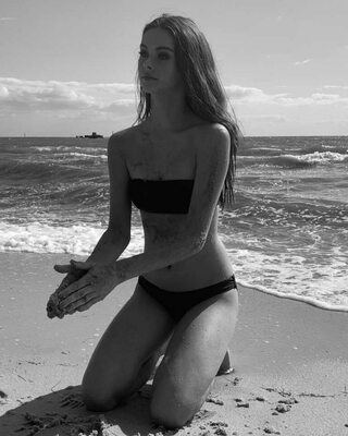 Imagen etiquetada con: Skinny, Australian, Bikini, Black and White, Brunette, Legs, Meika Woollard, Cute, Tummy