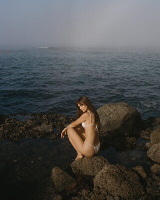 Imagen etiquetada con: Skinny, Australian, Bikini, Brunette, Legs, Lily Easton, Cute