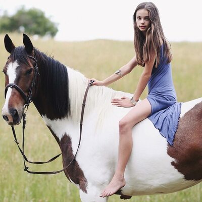 Imagen etiquetada con: Skinny, Australian, Brunette, Feet, Horse, Legs, Meika Woollard, Nature, Cute