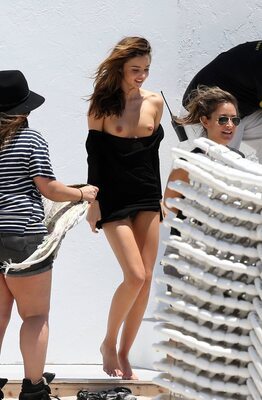 Imagen etiquetada con: Skinny, Australian, Brunette, Feet, Legs, Miranda Kerr, Smiling, Celebrity - Star, Cute