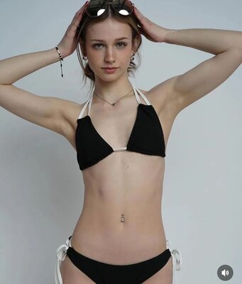 Imagen etiquetada con: Skinny, Ava Rivello, Brunette, American, Bikini, Cute, Eyes, Piercing, Tummy