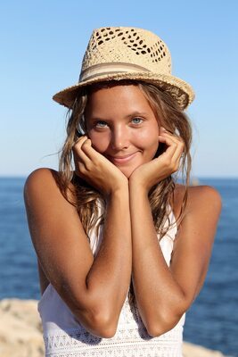Imagen etiquetada con: Skinny, Basereth, Blonde, Katya Clover - Mango A, MET Art, Cute, Eyes, Face, Hat, Nature, Russian, Safe for work, Smiling