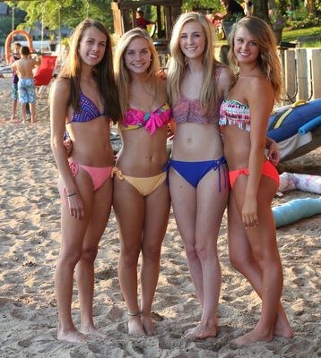 Imagen etiquetada con: Skinny, Beach, Bikini, Blonde, Brunette, Feet, Legs, 4 girls, Cute, Tummy