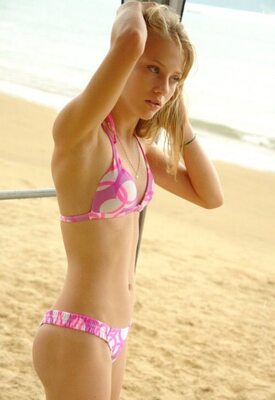 Imagen etiquetada con: Skinny, Beach, Bikini, Blonde, Cute, Tummy