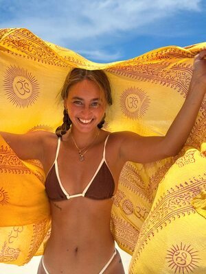 Imagen etiquetada con: Skinny, Beach, Bikini, Blonde, Eyes, Paula Díez, Smiling, Cute, Tattoo, Tummy