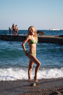 Imagen etiquetada con: Skinny, Beach, Bikini, Blonde, Legs, Smiling, Cute, Tummy