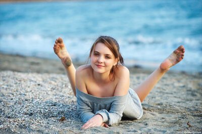 Imagen etiquetada con: Skinny, Beach, Brunette, Feet, Legs, MPL Studios, Sexy Wallpaper, Smiling, Cute