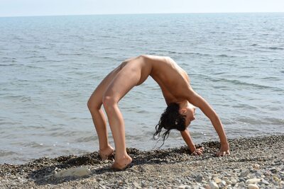 Imagen etiquetada con: Skinny, Beach, Brunette, Foxy Di - Nensi B - Medina U, Legs, MET Art, Mikhail Paramonov - Paromov, Russian, Sexy Wallpaper, Uginta, Flexible