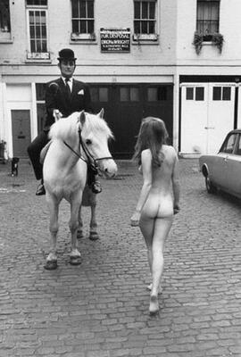 Imagen etiquetada con: Skinny, Black and White, Ass - Butt, Horse, Public