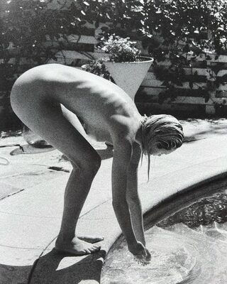 Imagen etiquetada con: Skinny, American, Black and White, Blonde, Delilah Summer Parillo, Feet, Legs, Cute, Pool
