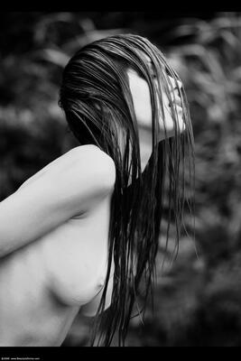 Imagen etiquetada con: Skinny, Black and White, Brazilian, Brunette, Roberta Murgo, Boobs, Cute