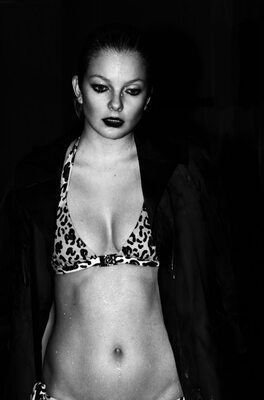 Imagen etiquetada con: Skinny, Black and White, Brunette, Eniko Mihalik, Bikini, Celebrity - Star, Cute, Hungarian, Tummy