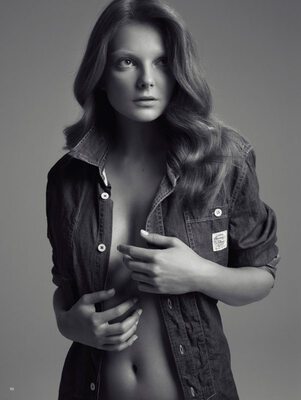 Imagen etiquetada con: Skinny, Black and White, Brunette, Eniko Mihalik, Celebrity - Star, Cute, Eyes, Hungarian, Tummy