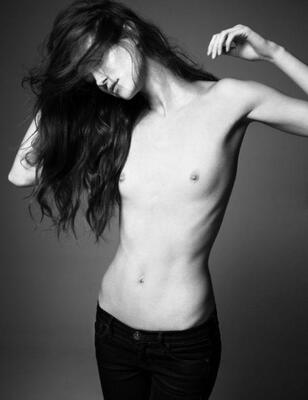 Imagen etiquetada con: Skinny, Black and White, Brunette, Flat chested, Small Tits
