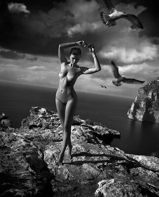 Imagen etiquetada con: Skinny, Black and White, Brunette, Maryna Linchuk, Art, Belarusian, Boobs, Celebrity - Star, Cute, Feet, Legs, Nature, Tummy