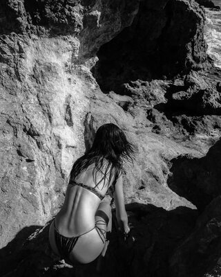 Imagen etiquetada con: Skinny, Black and White, Brunette, Mishka Chantal Silva, American, Ass - Butt, Beach, Bikini, Nature