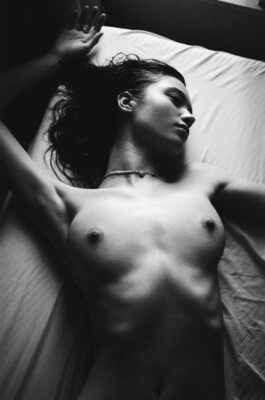 Imagen etiquetada con: Skinny, Black and White, Brunette, Russian, Victoria Kosenkova, Boobs, Cute, Tummy