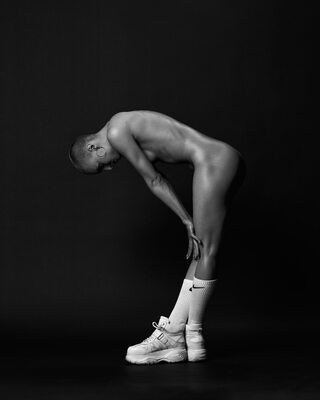 Imagen etiquetada con: Skinny, Black and White, Roman Filippov, Art, Legs