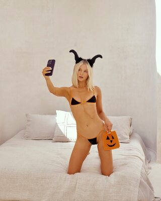 Imagen etiquetada con: Skinny, Blonde, Kendall Thompson, Bikini, Cute, Halloween, Selfie, Tummy