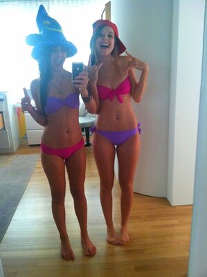 Imagen etiquetada con: Skinny, Blonde, Brunette, 2 girls, Bikini, Cute, Feet, Legs, Selfie, Tummy