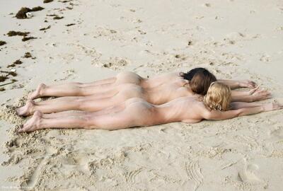 Imagen etiquetada con: Skinny, Blonde, Brunette, Hegre Art, 3 girls, Ass - Butt, Beach, Legs, Sexy Wallpaper