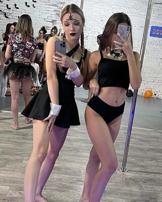 Imagen etiquetada con: Skinny, Blonde, Brunette, Viktoriya Dorofeeva - Rare Tori - Red Royz, Legs, Pole Dance2 girls, Selfie, Tummy