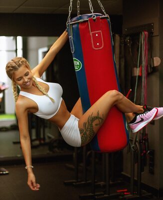 Imagen etiquetada con: Skinny, Blonde, Busty, Nata Lee, Cute, Legs, Russian, Smiling, Sport, Tattoo