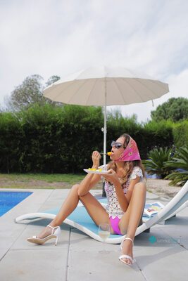 Imagen etiquetada con: Skinny, Blonde, Cafe Society, Katya Clover - Mango A, katya-clover.com, Legs, Pool, Russian, Safe for work, Wine