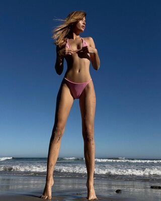 Imagen etiquetada con: Skinny, Blonde, Darya Komarova, Beach, Cute, Legs, Tummy, Ukrainian