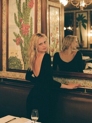 Imagen etiquetada con: Skinny, American, Blonde, Delilah Summer Parillo, Eyes, Mirror, Wine, Cute, Safe for work