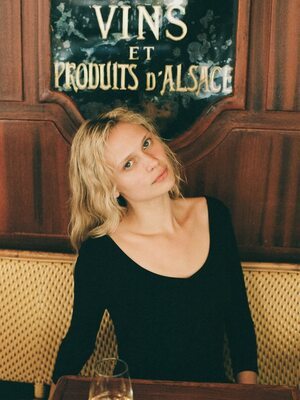 Imagen etiquetada con: Skinny, American, Blonde, Delilah Summer Parillo, Eyes, Wine, Cute, Safe for work