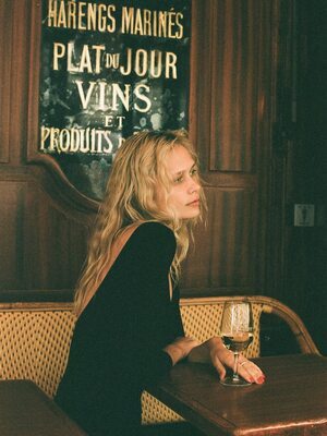 Imagen etiquetada con: Skinny, American, Blonde, Delilah Summer Parillo, Wine, Cute, Safe for work