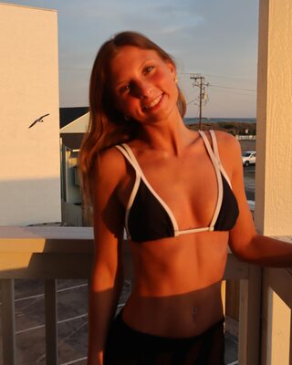 Imagen etiquetada con: Skinny, Blonde, Ella Grace Jones, American, Bikini, Cute, Eyes, Smiling, Tummy
