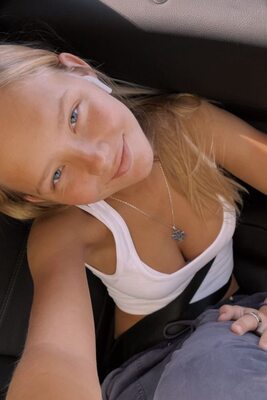 Imagen etiquetada con: Skinny, Blonde, Eyes, Selfie, Smiling, What is her name, Cute
