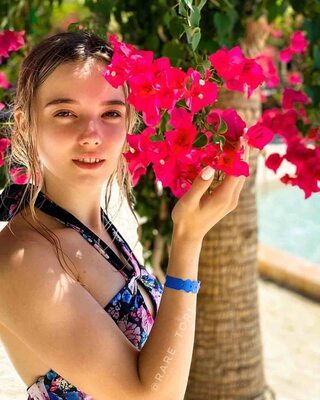 Imagen etiquetada con: Skinny, Blonde, Eyes, Viktoriya Dorofeeva - Rare Tori - Red Royz, Cute, Face, Pool, Safe for work