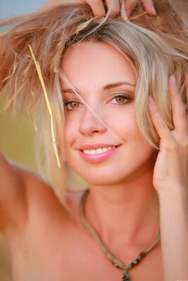 Imagen etiquetada con: Skinny, Blonde, Hellika, MET Art, Natalia B, Cute, Eyes, Face, Nature, Russian, Smiling