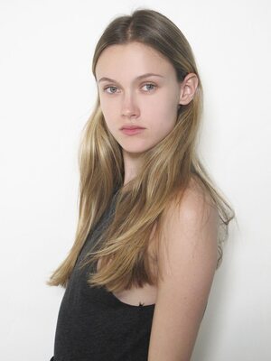 Imagen etiquetada con: Skinny, Blonde, Laura Kargulewicz, Cute, Eyes, French, Safe for work