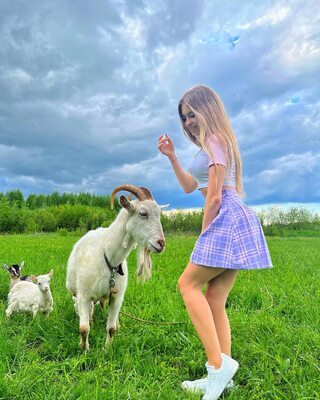 Imagen etiquetada con: Skinny, Blonde, Lera Buns - Valeriia Makusheva - Valeria Titova, Cute, Goat, Legs, Nature, Russian, Smiling