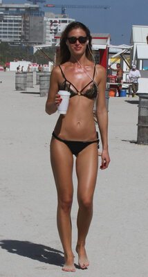 Imagen etiquetada con: Skinny, Blonde, Olga Kent, Beach, Bikini, Cute, Legs, Moldovan, Tummy