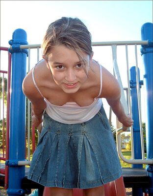 Imagen etiquetada con: Skinny, Blonde, What is her name, Cute, Small Tits