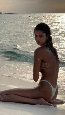 Imagen etiquetada con: Skinny, Bruna Lírio, Brunette, Beach, Bikini, Brazilian, Celebrity - Star, Cute, Eyes, Legs, Monokini, Shy