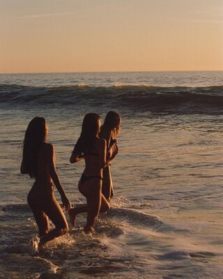 Imagen etiquetada con: Skinny, Bruna Lírio, Brunette, Elisha Herbert, Renee Herbert, 3 girls, Ass - Butt, Australian, Beach, Bikini, Brazilian, Celebrity - Star, Cute, Twins