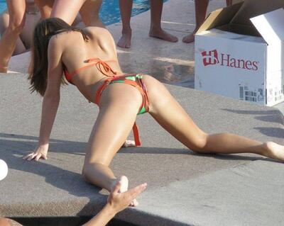 Imagen etiquetada con: Skinny, Brunette, Ass - Butt, Bikini, Legs